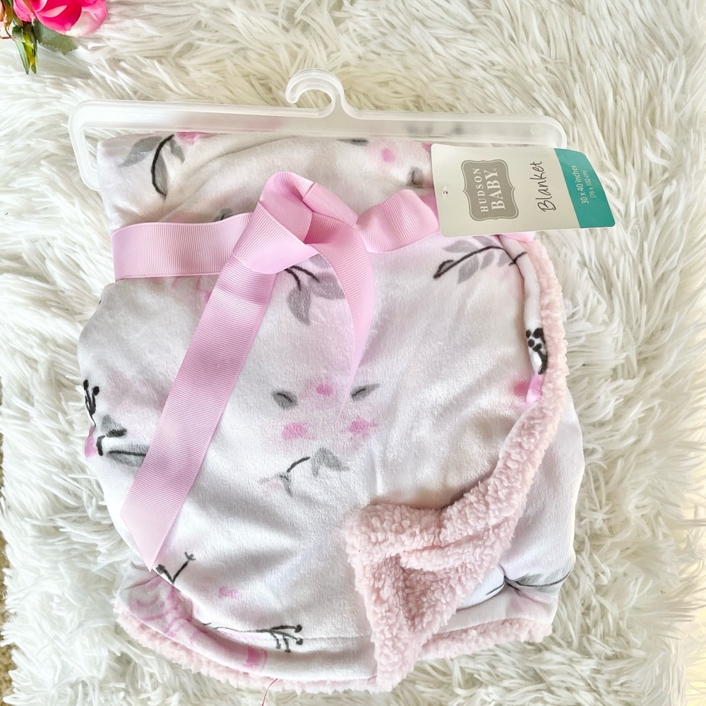 New with tags BEAUTIFUL FLORAL WHITE AND PINK BABY BLANKET Super soft for baby!